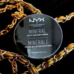 NYX MINERAL FINISHING POWDER•Medium/Dark